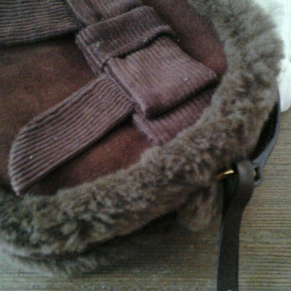 NWT UGG Australia Bailey Bow Corduroy Zip Crossbody Chocolate - Picture 2 of 6